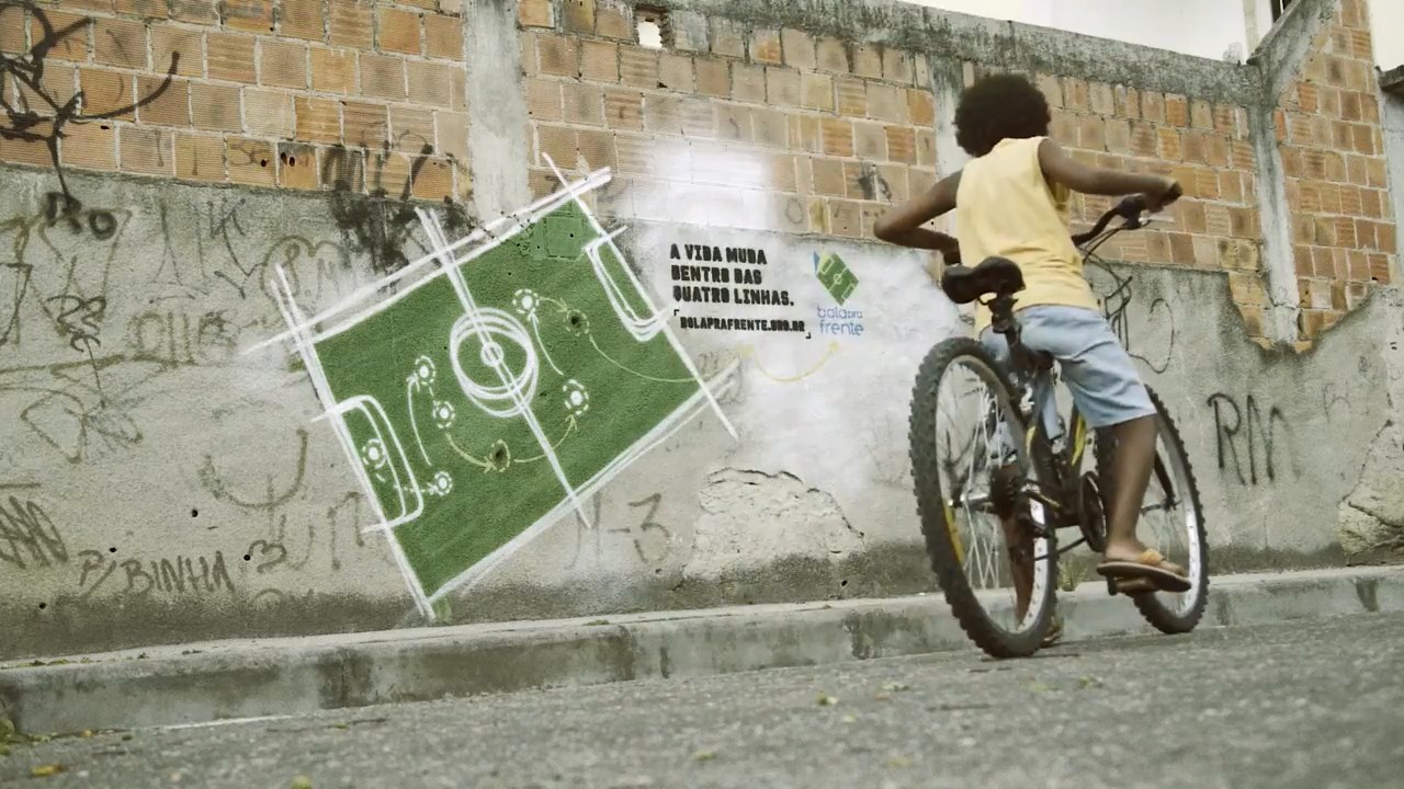 Rio de Janeiro sokaklarındaki kurşun delikleri çocuklar için futbol taktiklerine dönüşüyor