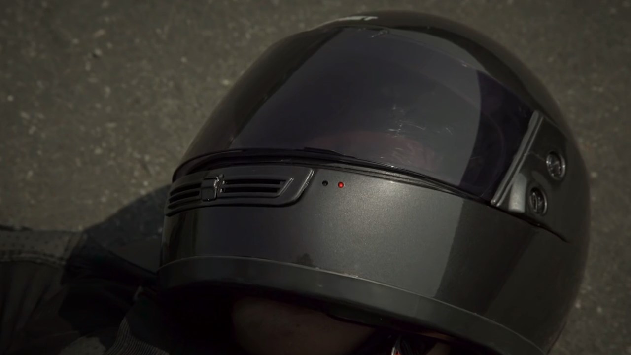 Kaza yapan motosiklet sürücüsü için yardım çağıran akıllı kask Helpmet