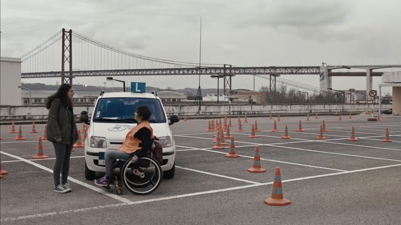 Sürücü adaylarına ilk dersi trafik kazası geçiren engelliler veriyor