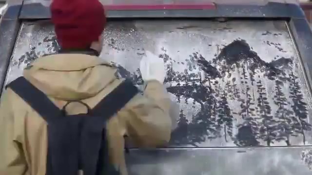 Jeep'in test sürüşü için tabloya dönüşen kirli otomobil camları